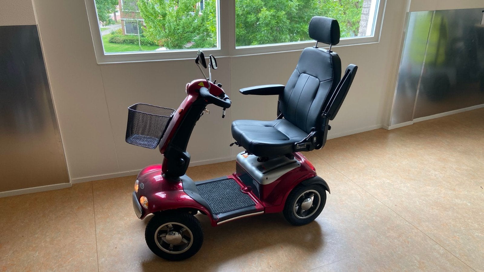 Te koop aangeboden scootmobiel kleur rood , met vier banden, Ophalen, 16 km/u of meer