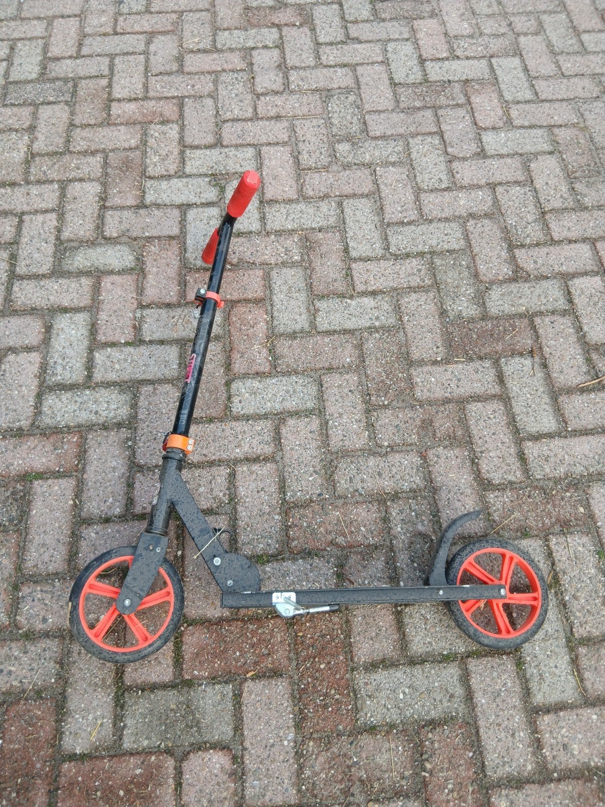 Stevige step met rode accenten, Ophalen of Verzenden, Gebruikt, Gewone step, Onbekend