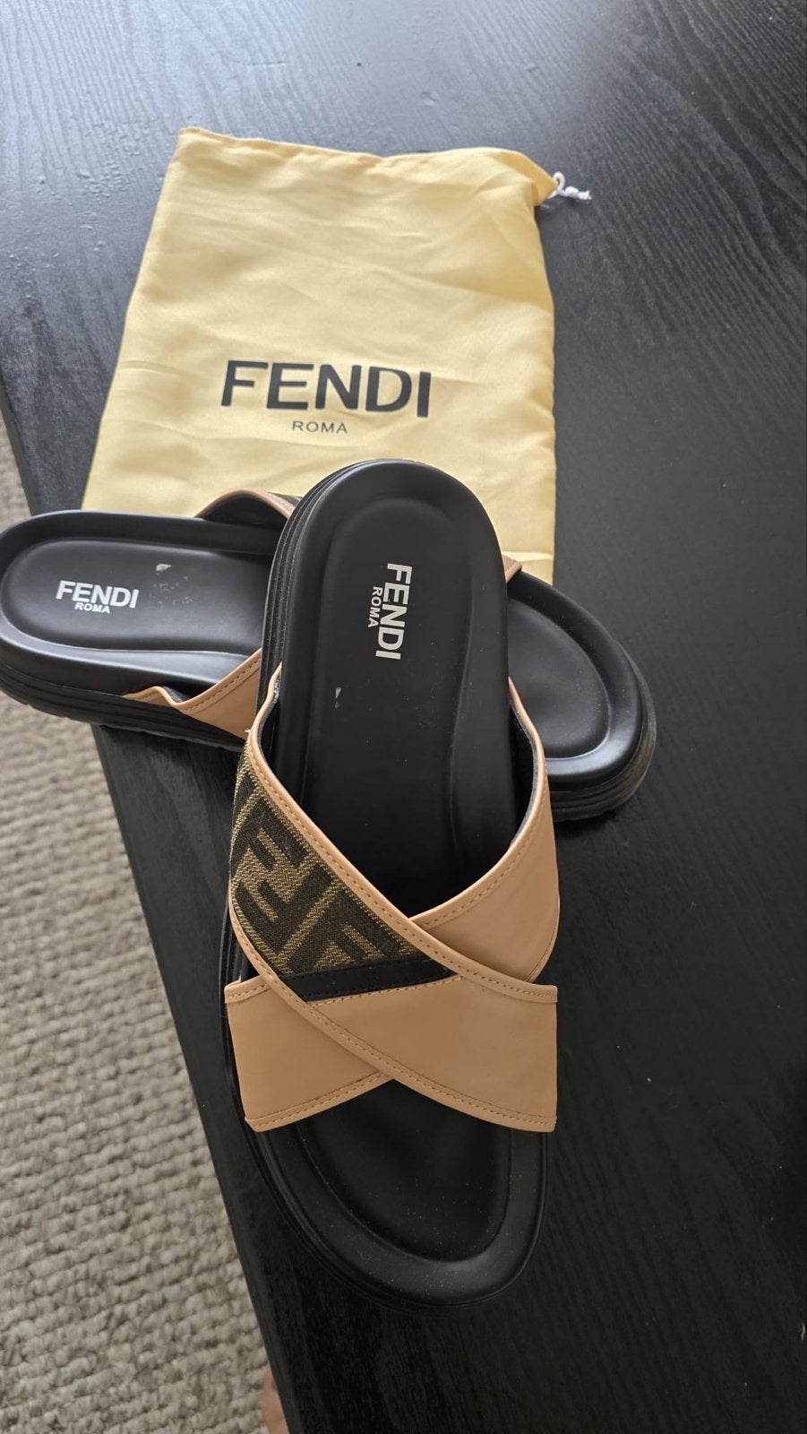 Fendi Heren Slippers Maat 44- Zo goed als nieuw, Ophalen of Verzenden, Zo goed als nieuw, Overige kleuren, Slippers