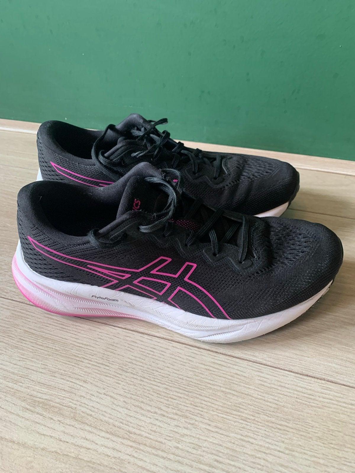 Asics Gel Pulse 15 Hardloopschoenen - Maat 40 - Zwart/Roze, Sport en Fitness, Loopsport en Atletiek, Gebruikt, Hardloopschoenen