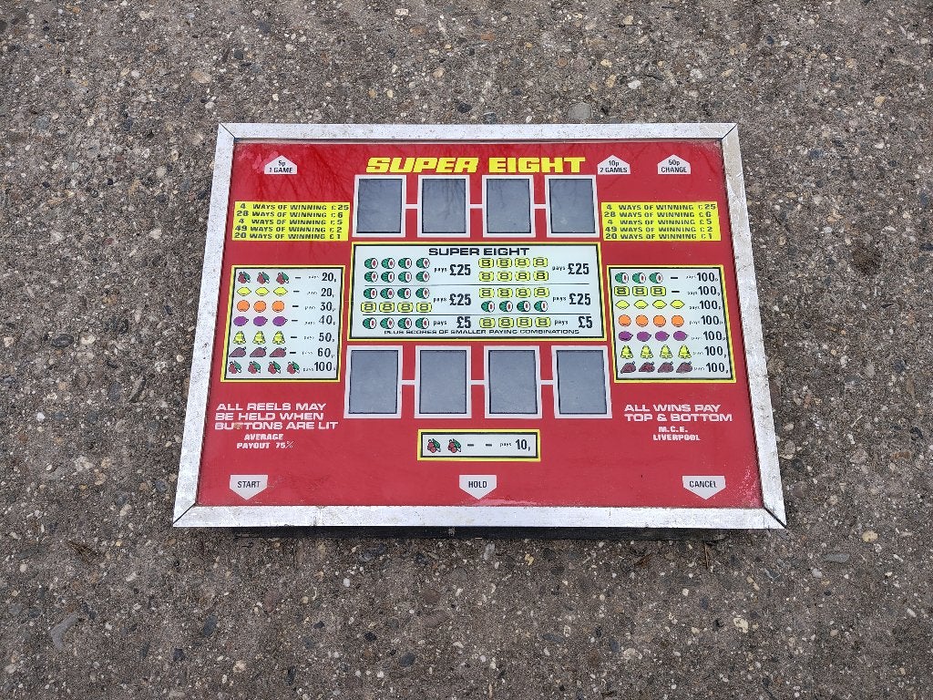 Glazen Ruit: Super Eight M.C.E Liverpool / Fruitautomaat /UK, Verzamelen, Automaten | Gokkasten en Fruitautomaten, Overige munten