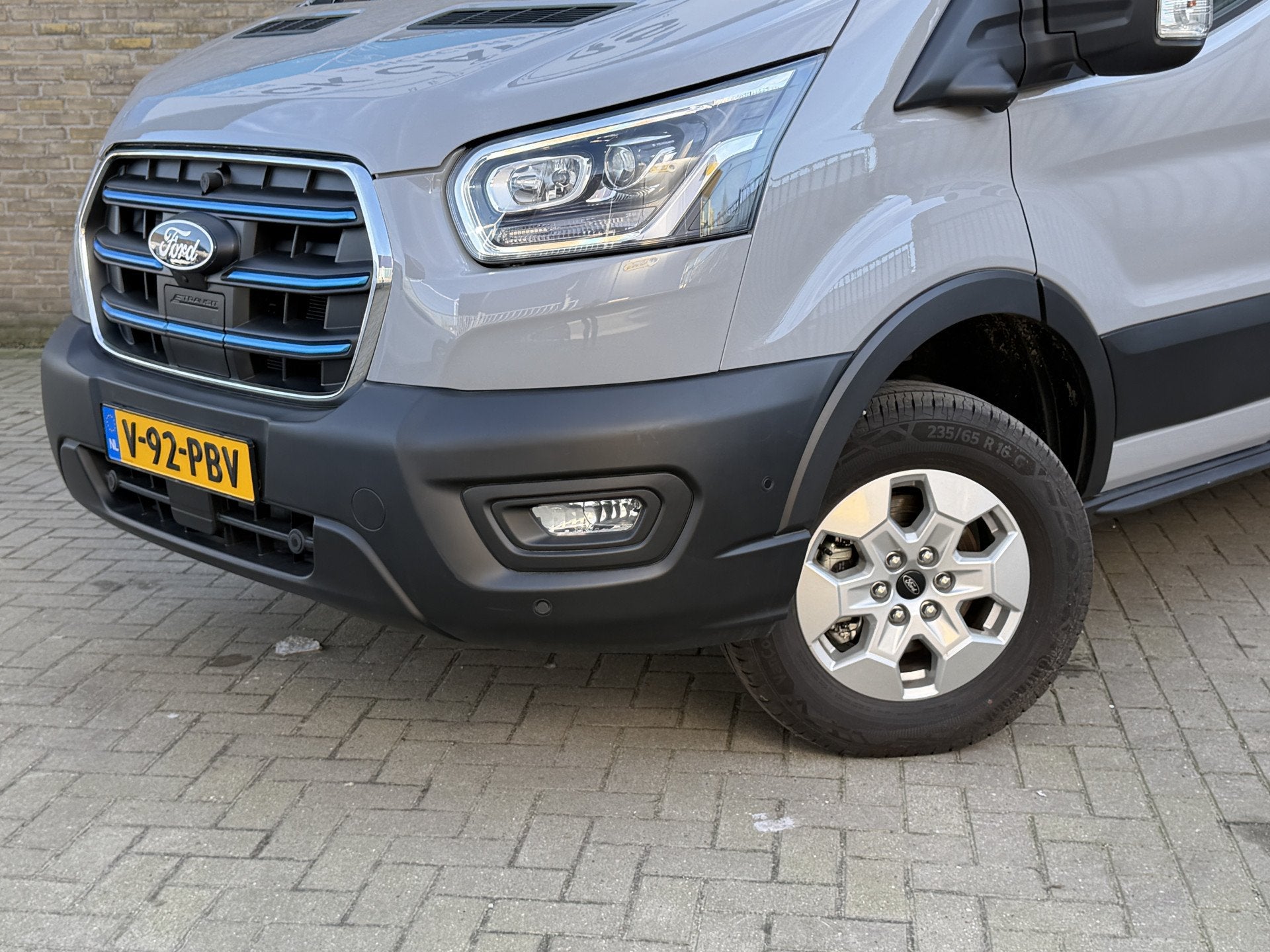 Ford E-Transit 350 L2H2 270PK Trend 68 kWh 317 KM WLTP CarPl, Auto's, Automaat, Dealer onderhouden, Gebruikt, 269 pk