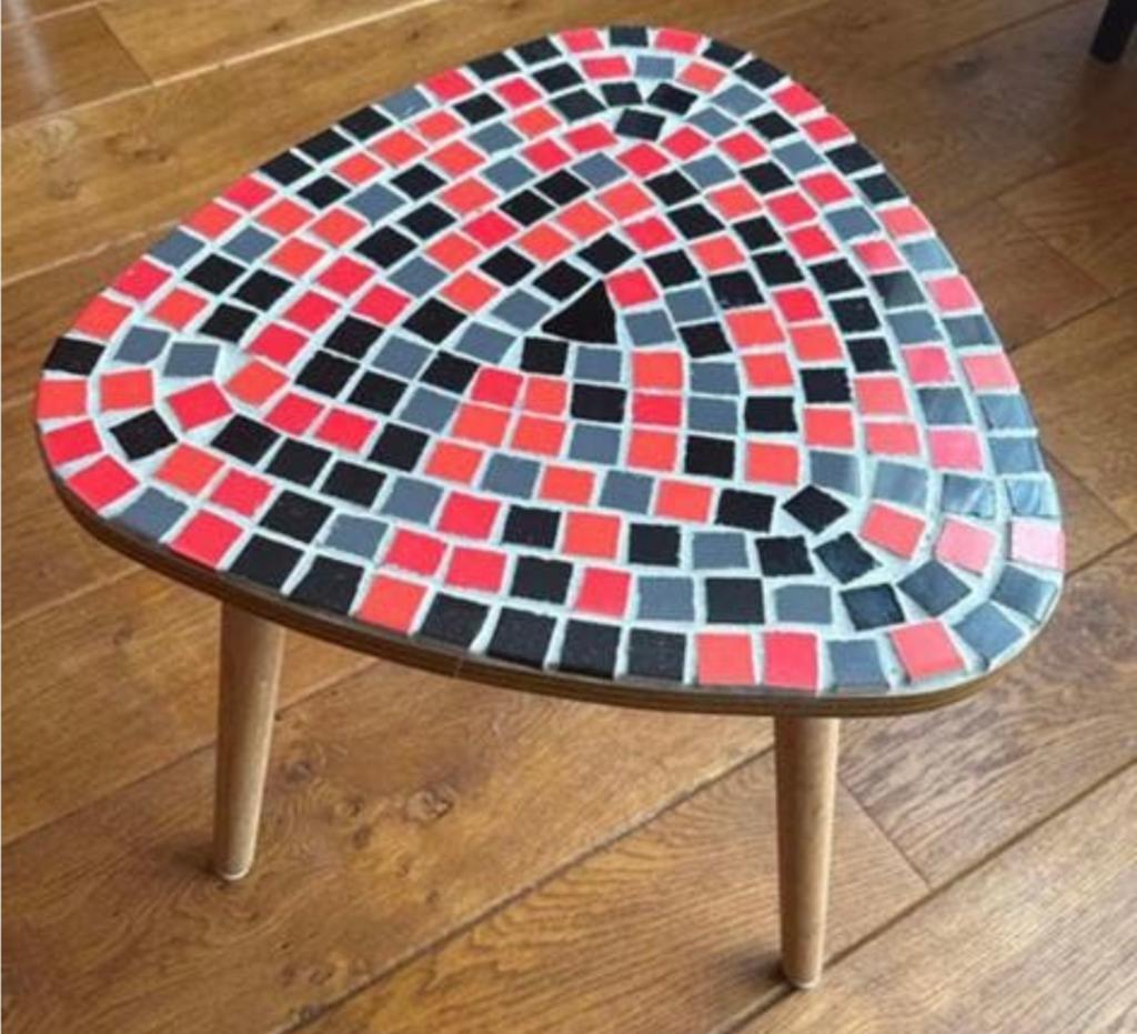 Unieke mozaïek bijzettafel - Rood, zwart, grijs, Huis en Inrichting, Tafels | Salontafels, Ophalen of Verzenden, Gebruikt, Overige vormen
