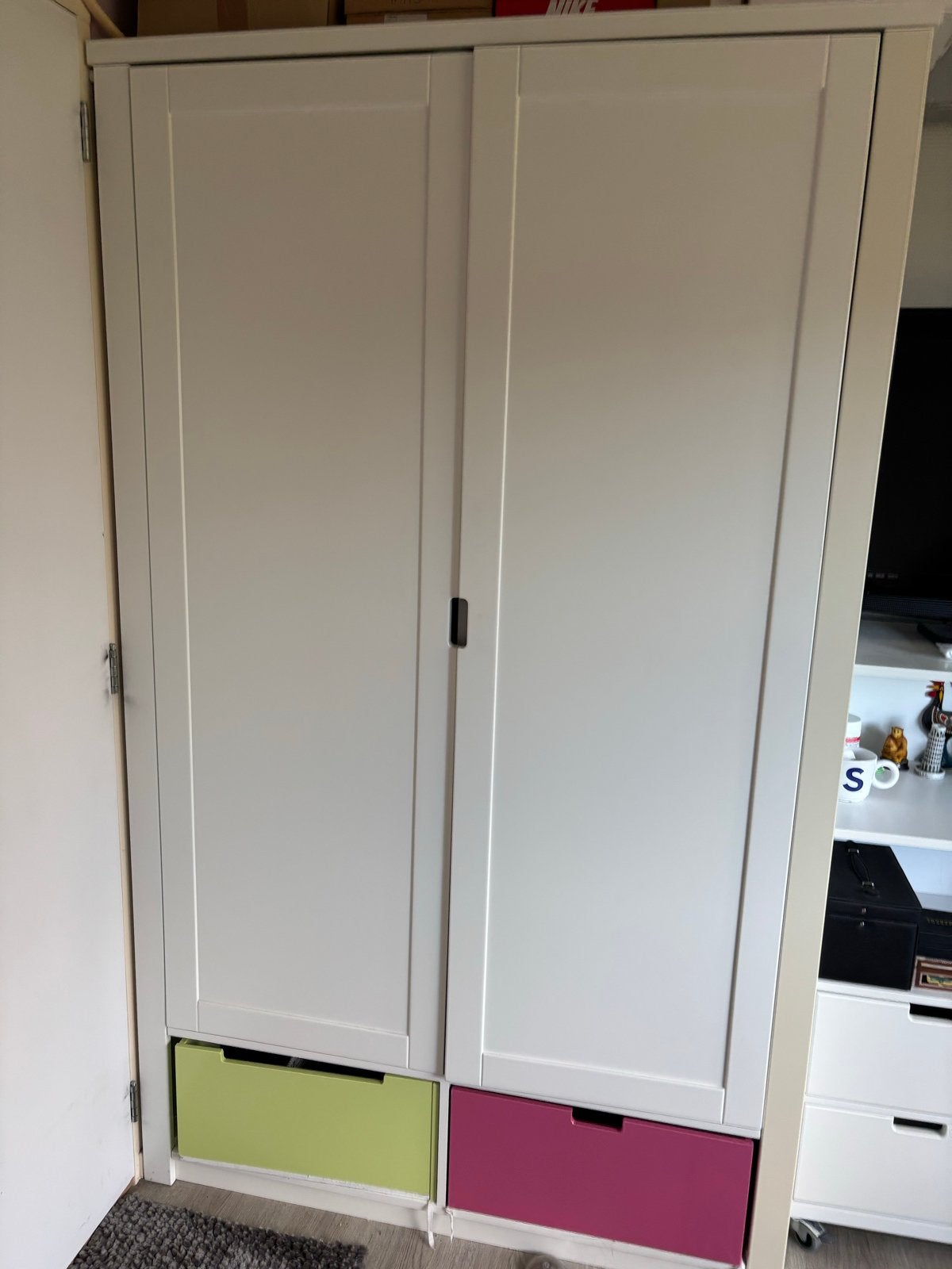 Witte kledingkast met schuifdeuren en lades, Gebruikt, Met lade(s), 150 tot 200 cm, 25 tot 50 cm