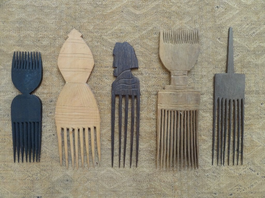 5 houten kammen; lengte 20 a 25 cm, Hout, Gesneden, Bruin, Houtsnijwerk