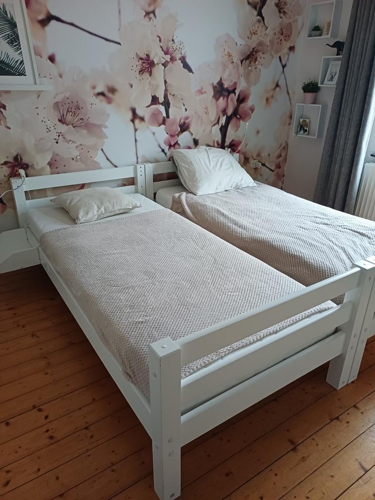 Twee witte eenpersoonsbedden met lattenbodem, Ophalen, Gebruikt, 90 cm, Eenpersoons