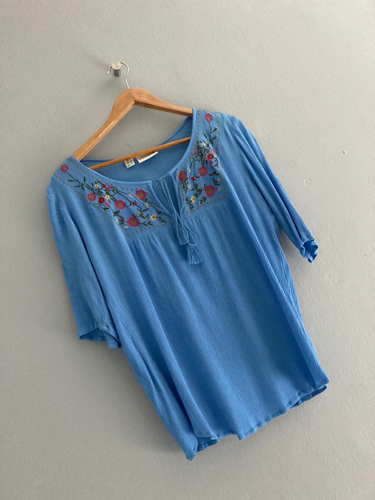 Blauwe top met borduursel maat M, Maat 38/40 (M), Zo goed als nieuw, Korte mouw, Verzenden