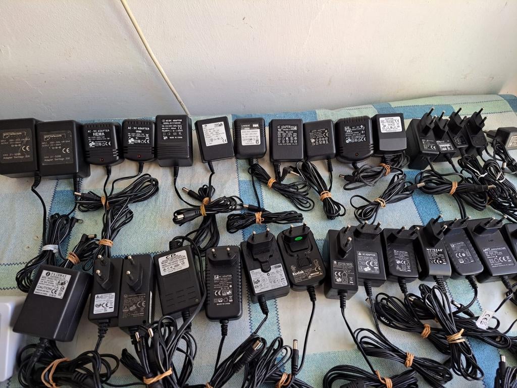 12 V MERK ADAPTERS, Computers en Software, Laptop-opladers, Zo goed als nieuw, Ophalen of Verzenden