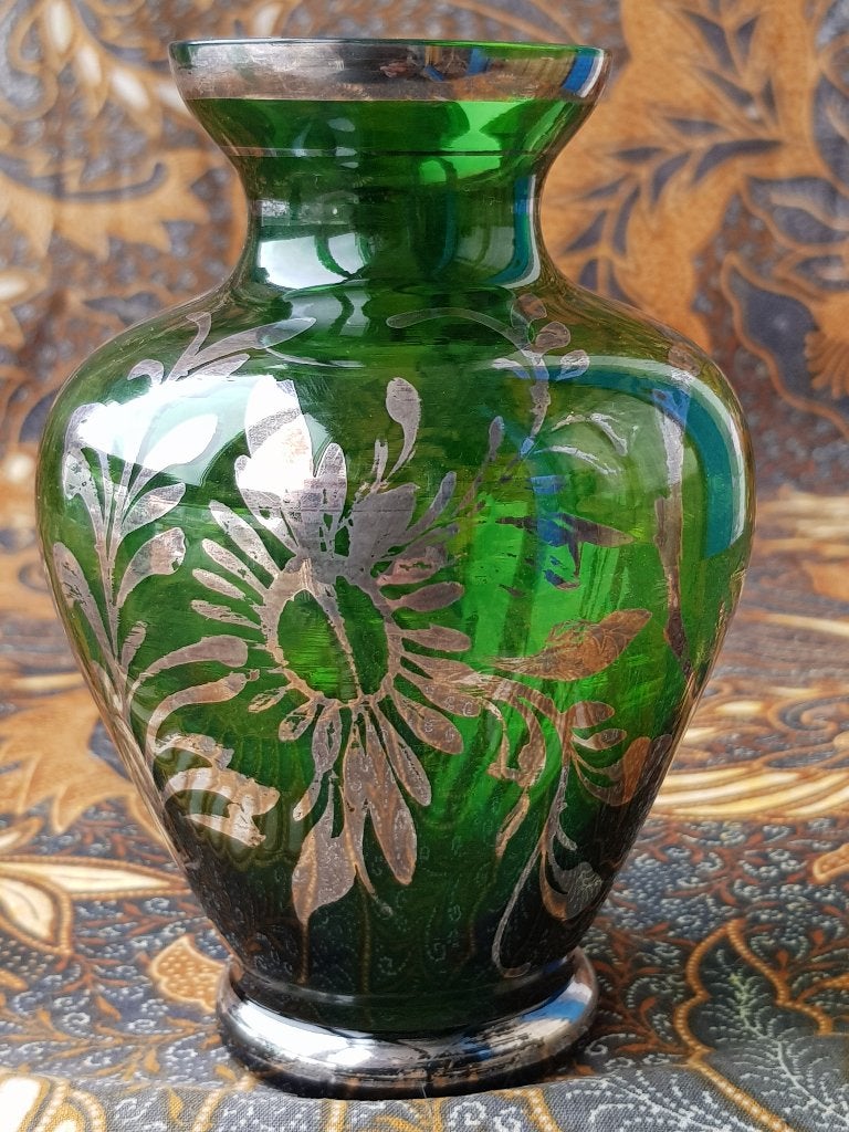 Twee antieke vaasjes uit Engeland van groen glas en zilver., Ophalen of Verzenden