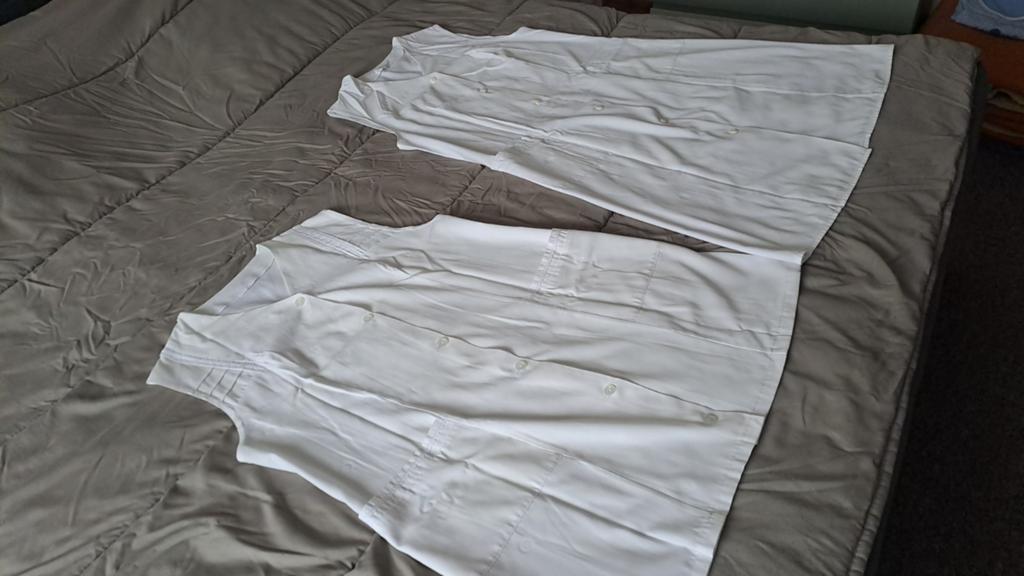 Twee vintage witte schorten, Huis en Inrichting, Keuken | Textiel, Schort, Wit, Ophalen of Verzenden, Zo goed als nieuw