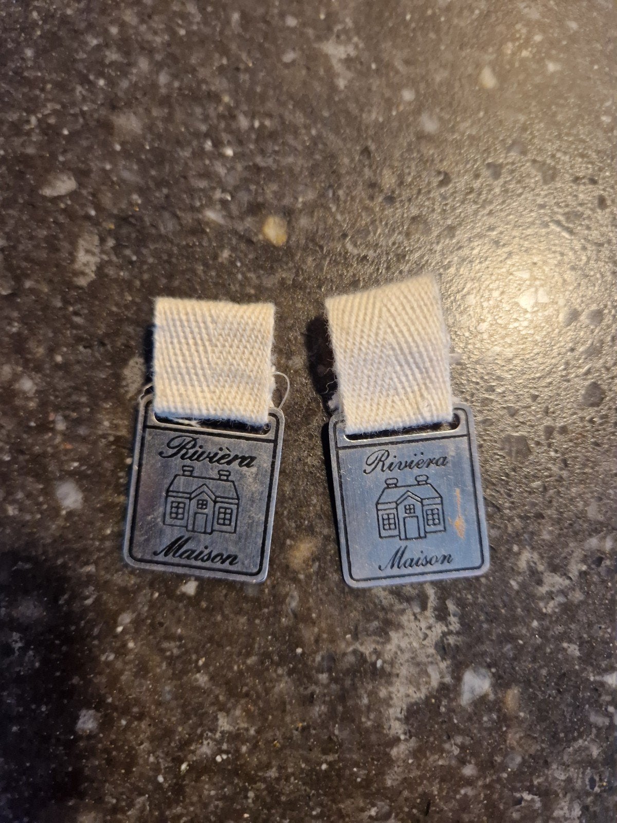 Twee Riviera Maison labels zilver met zwart, Ophalen of Verzenden