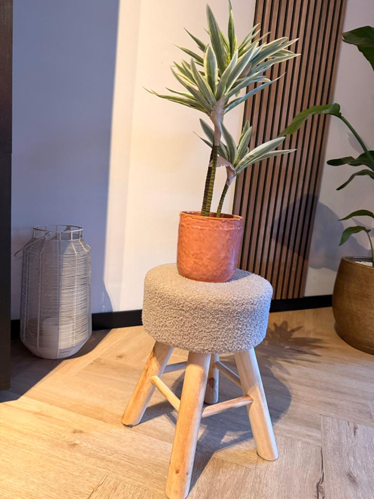 Stijlvolle kruk met teddy stof + leuke kunstplant, Huis en Inrichting, Krukjes, Ophalen of Verzenden, Zo goed als nieuw, Hout