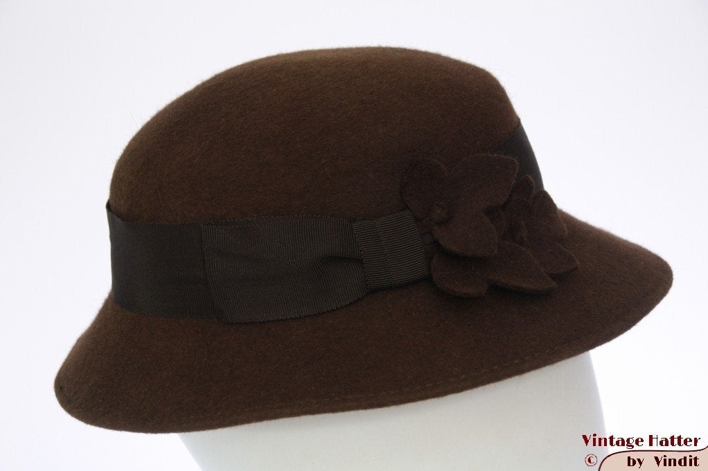 Vintage Dameshoed bruin vilt met vilten bloemen 55 = S - XS, Ophalen of Verzenden, Gedragen, 55 cm (S, 6⅞ inch) of minder, Hoed