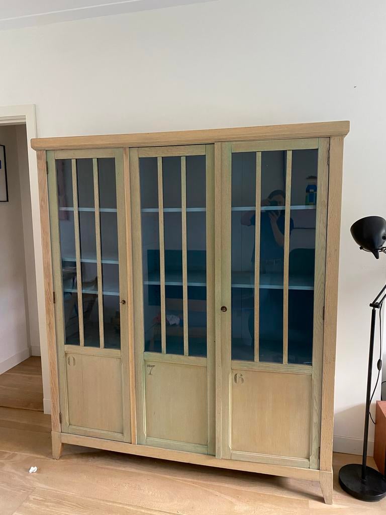 Vintage houten vitrinekast met glazen deuren, Ophalen, Beetje industrieel, 150 tot 200 cm, 150 tot 200 cm