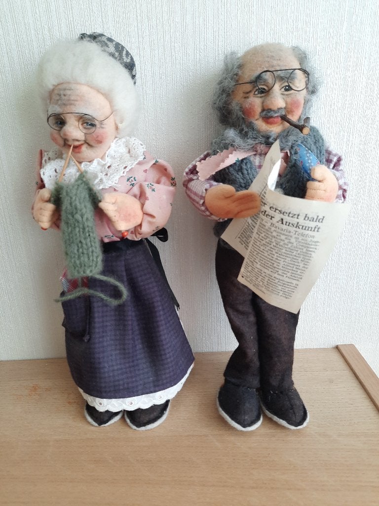 2 handgemaakte poppen: opa en oma van vilt en stof, Ophalen of Verzenden, Zo goed als nieuw, Pop