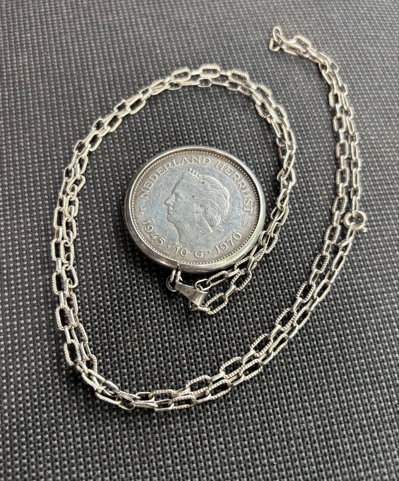 Zilveren ketting met 10 gulden Herdenkingsmunt Juliana, Met hanger, Gebruikt, Ophalen of Verzenden, Zilver