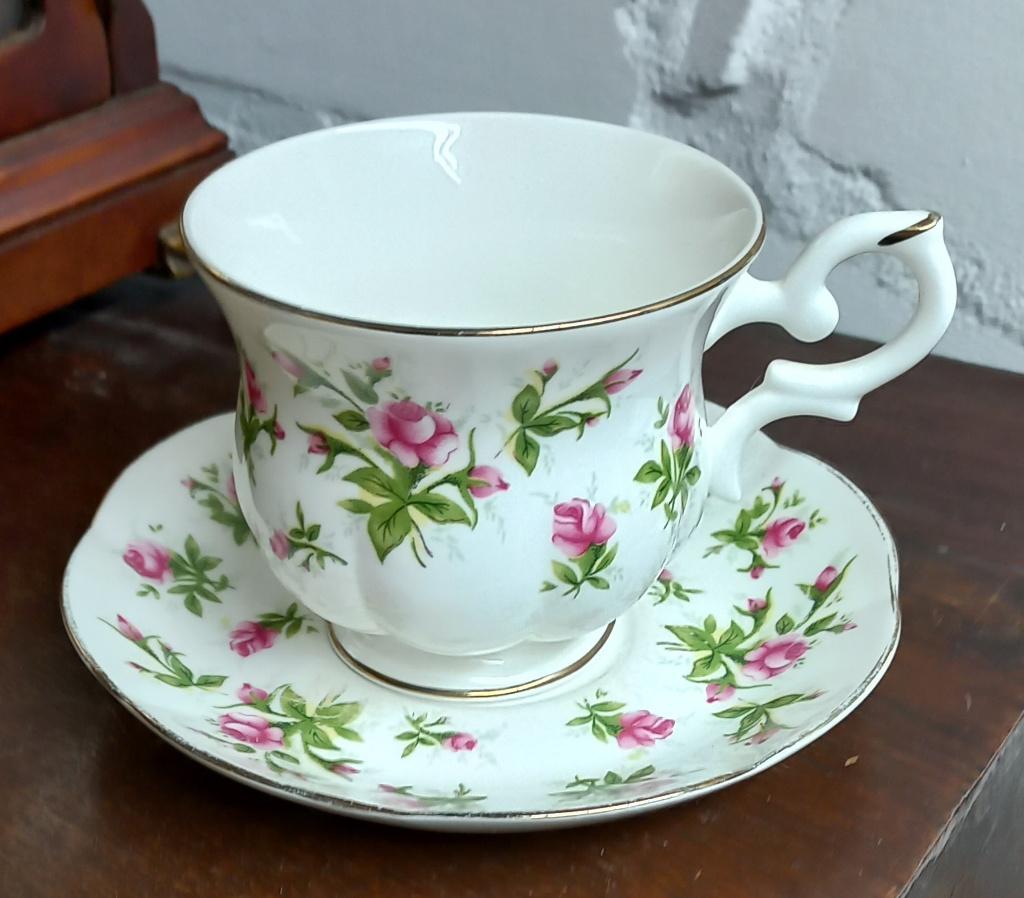 Kop en schotel Spring flower pink van Royal Canterbury, Huis en Inrichting, Ophalen of Verzenden, Zo goed als nieuw, Overige stijlen