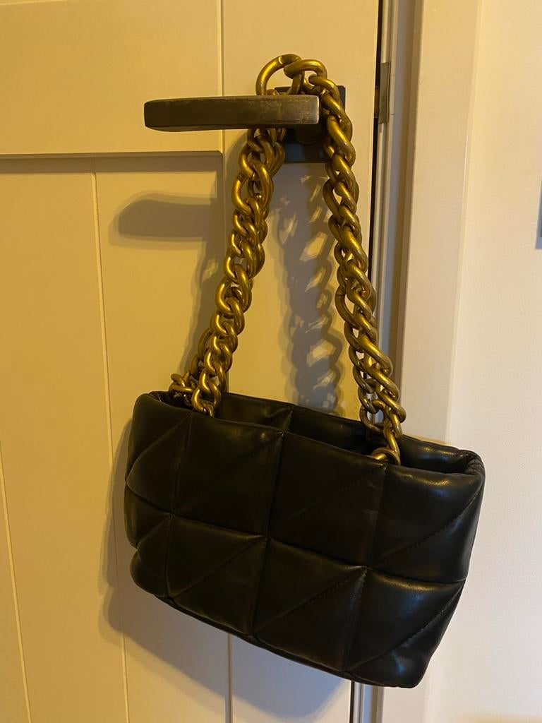 Zara zwarte tas met gouden schakelbanden, Ophalen of Verzenden, Zo goed als nieuw, Zwart, Schoudertasje