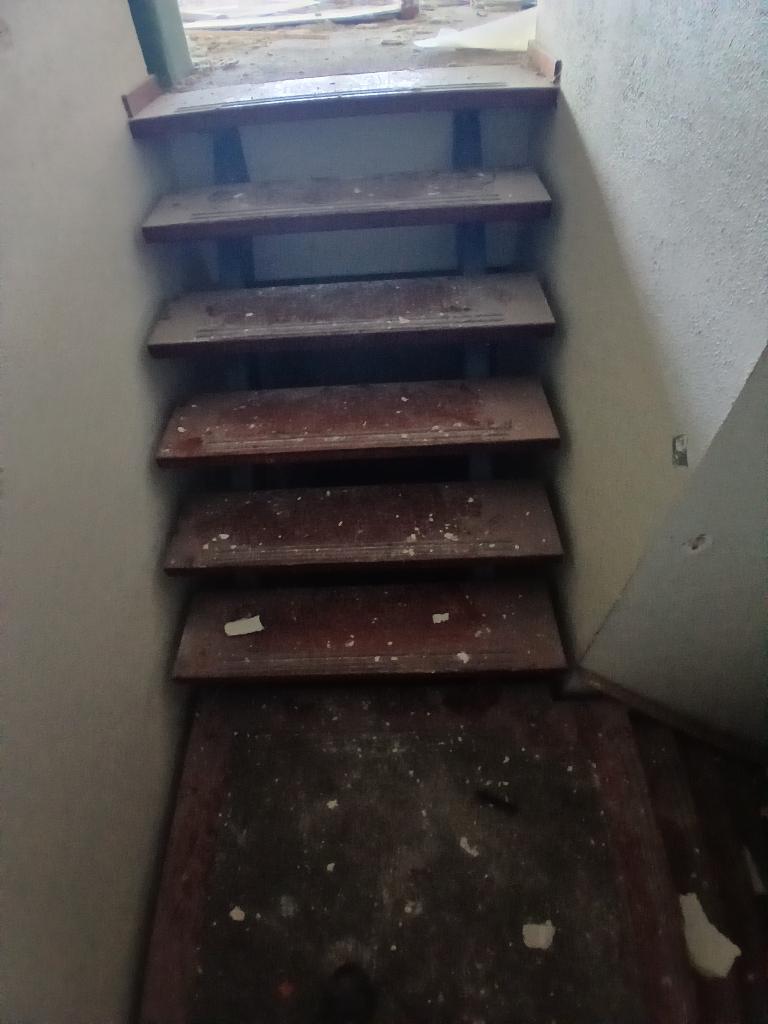 traptreden meranti 11 stuks, Doe-het-zelf en Verbouw, Ladders en Trappen, Ophalen, Gebruikt, Minder dan 2 meter