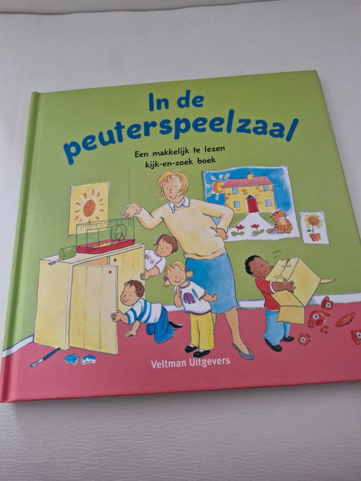 In de peuterspeelzaal - Kijk- en zoekboek, Boeken, Kinderboeken | Baby's en Peuters, Zo goed als nieuw, 2 tot 3 jaar, Uitklap-, Voel- of Ontdekboek