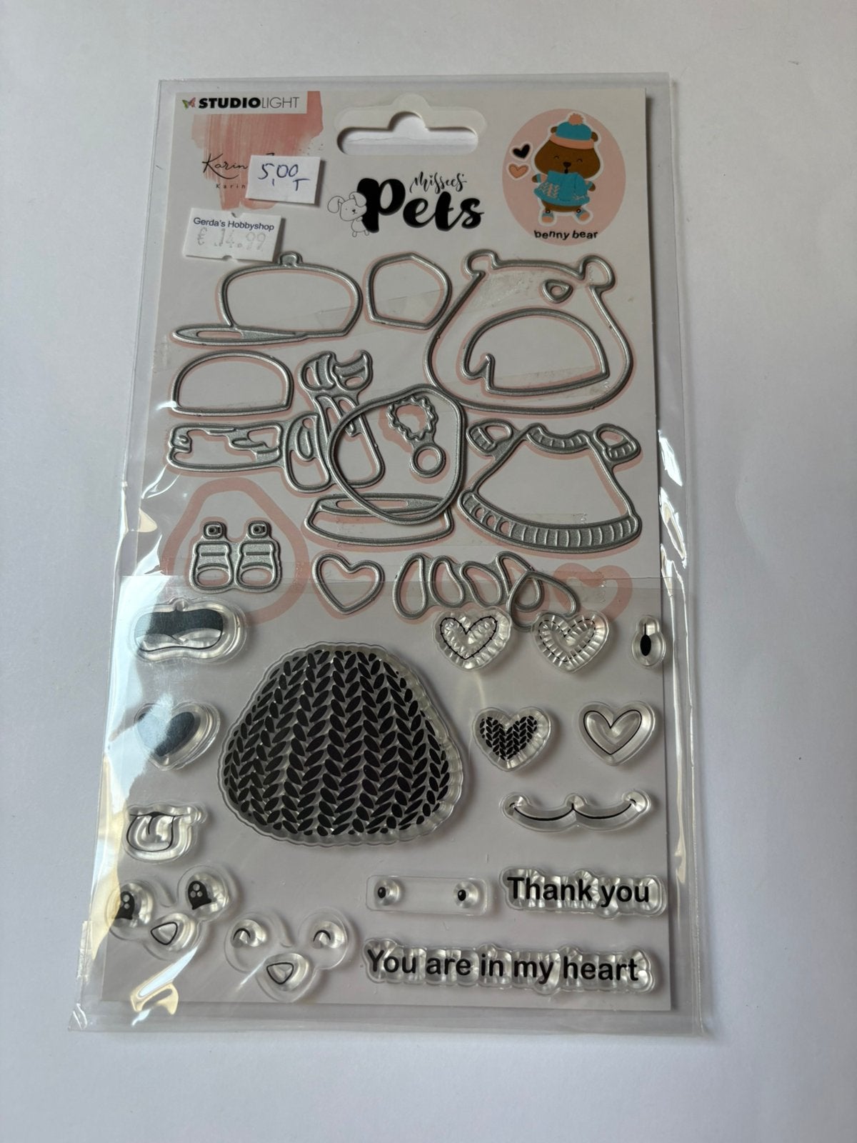 Studio light - snijmal / stempel karin joan pets benny bear, Hobby en Vrije tijd, Kaarten | Zelf maken, Ophalen of Verzenden, Zo goed als nieuw