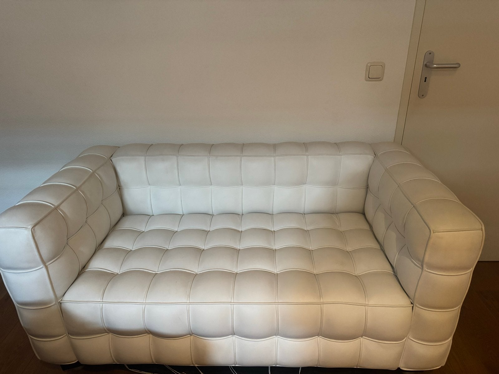 Mooie witte Chesterfield bank, zo goed als nieuw, Huis en Inrichting, Tweepersoons, Ophalen of Verzenden, Zo goed als nieuw, Rechte bank
