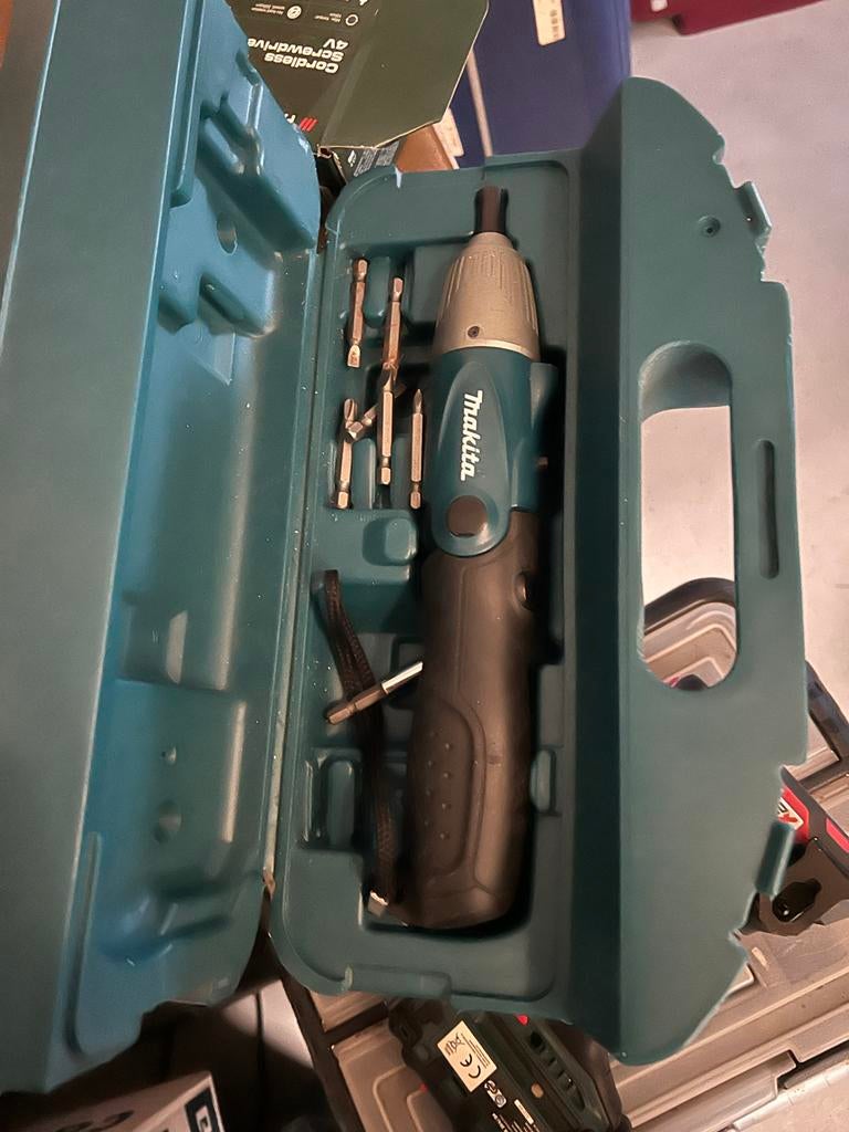Makita Accu Schroevendraaier met Bitset in Koffer, Ophalen of Verzenden, Gebruikt, Minder dan 400 watt, Boor- en Schroefmachine