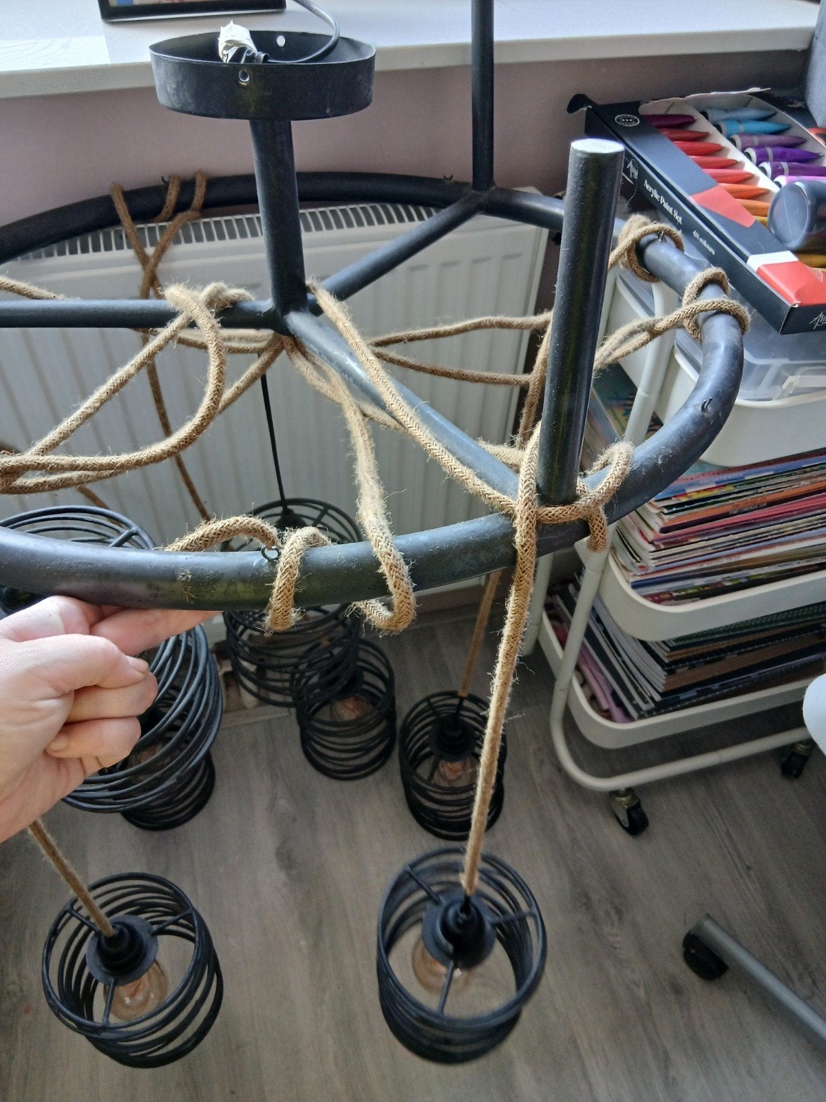 Industriële hanglamp met 7 kooilampen en touwdetails