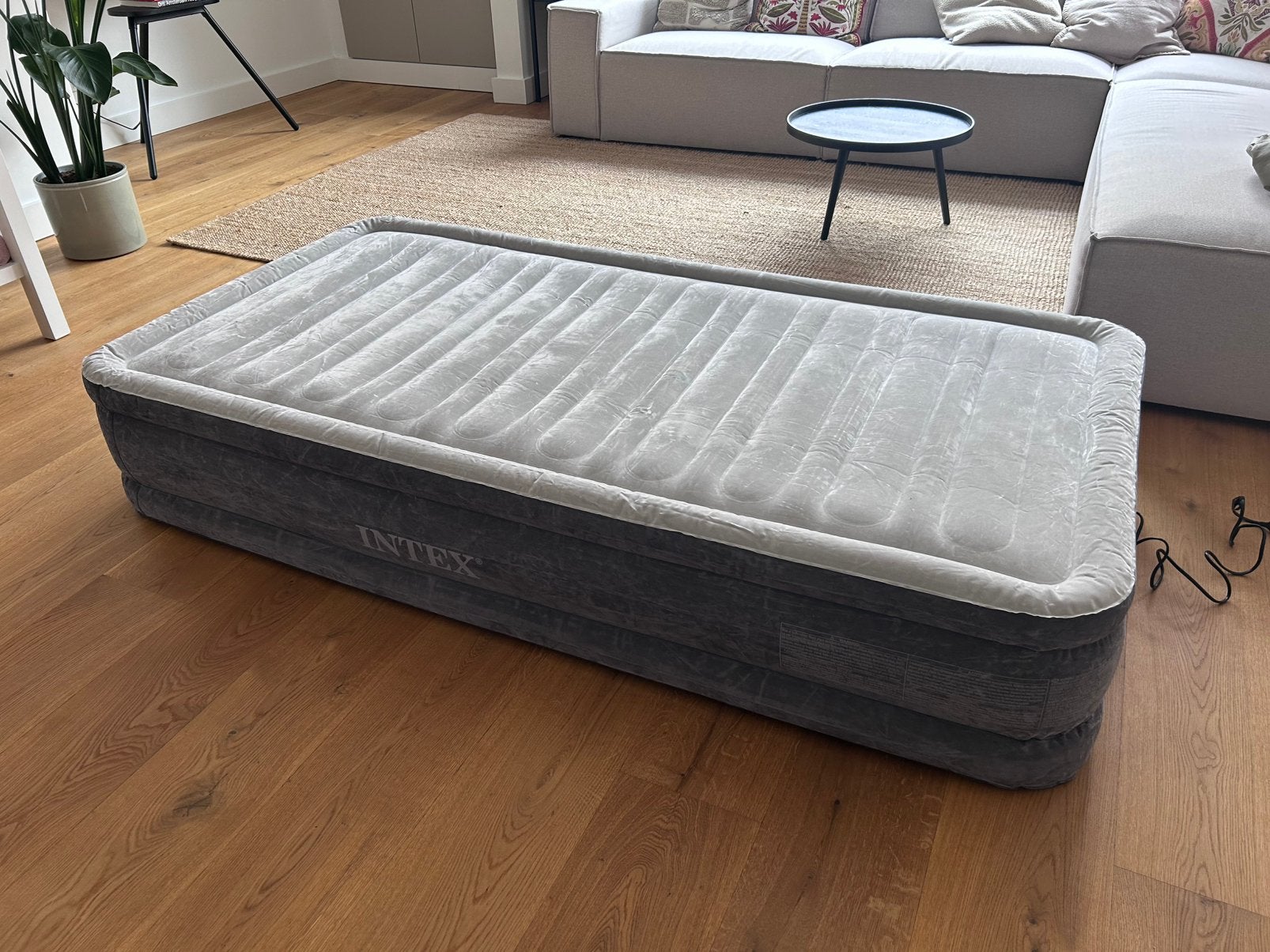 Intex 1-persoonsluchtbed met ingebouwde pomp, Caravans en Kamperen, Luchtbedden, Ophalen of Verzenden, Ingebouwde pomp, Zo goed als nieuw