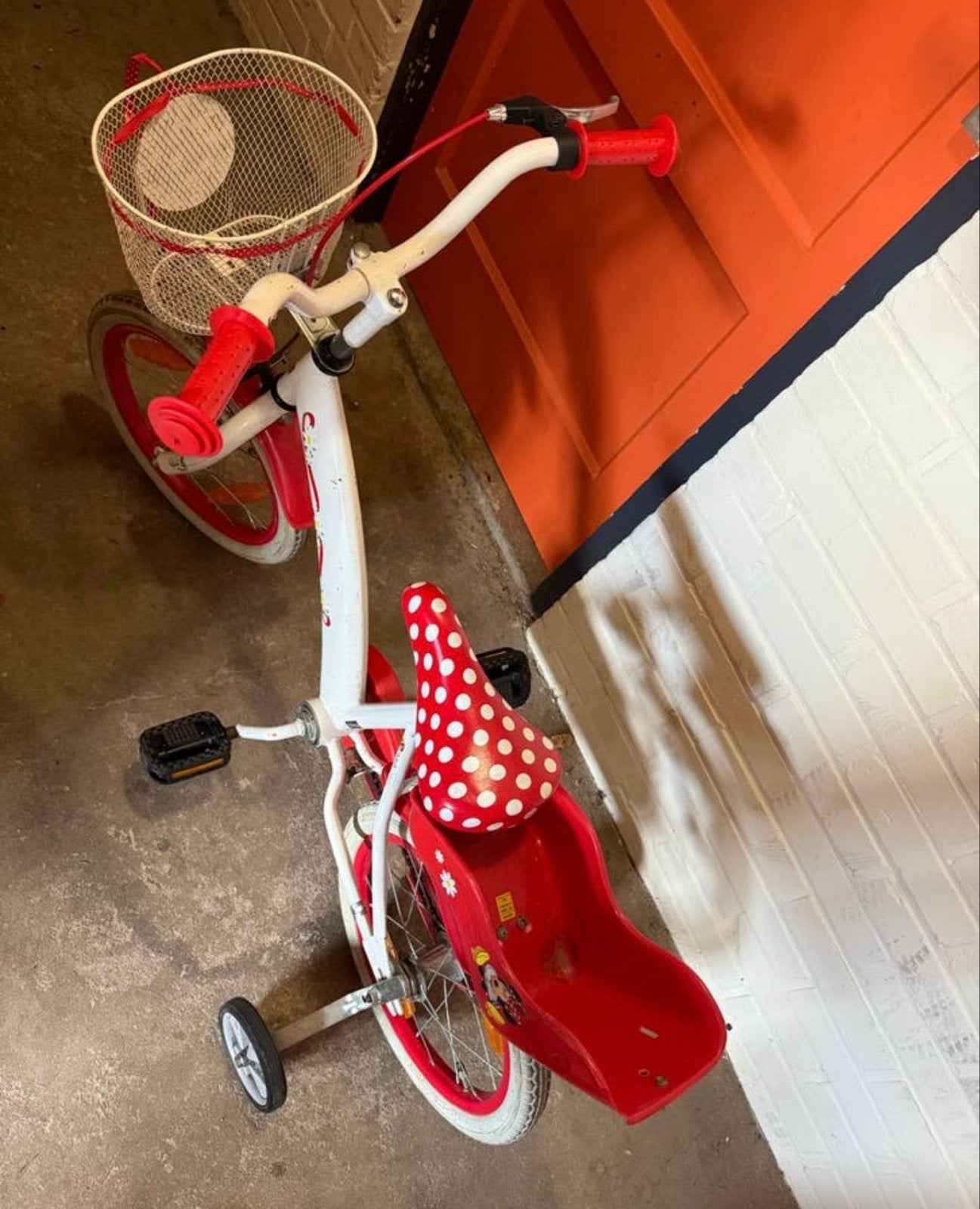 Minnie Mouse kinderfiets met zijwieltjes en zitje, Ophalen, Gebruikt