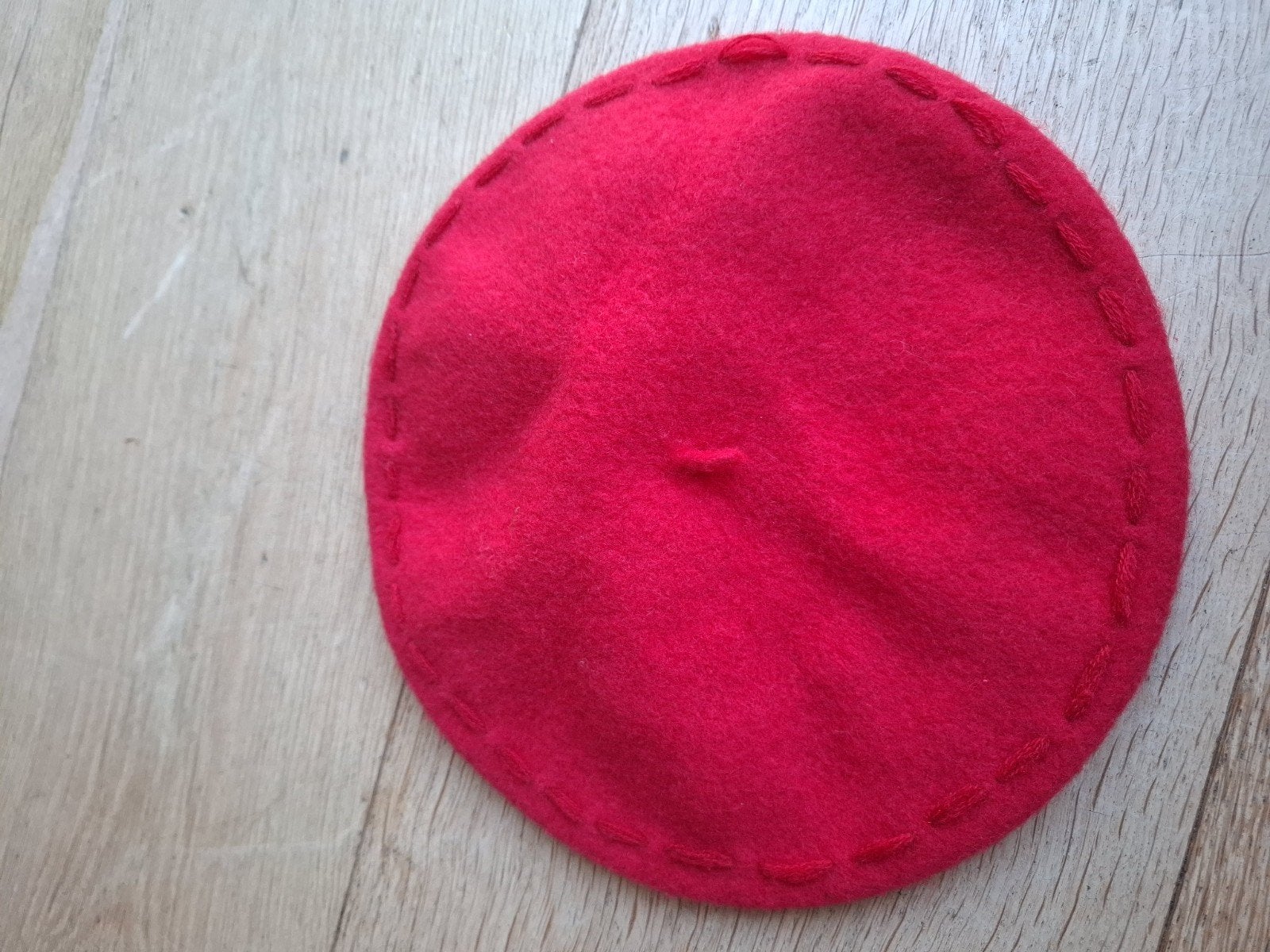 Rode baret van 100% lamswol, Hoed, One size fits all, Ophalen of Verzenden, Onbekend