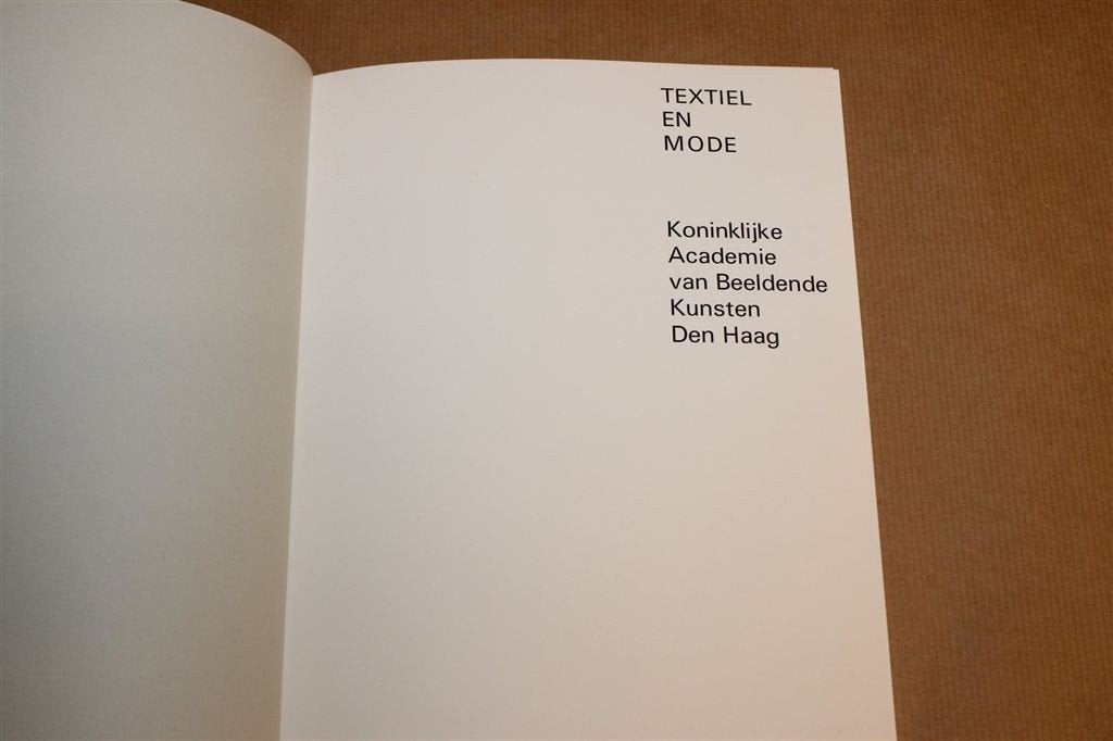 Textiel en Mode — Haagse Academie Beeldende Kunsten 1986, Boeken, Mode, Ophalen of Verzenden, Gelezen, Mode algemeen