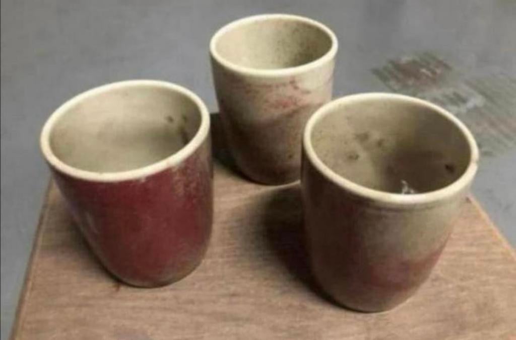 Drie beige / rode koffiemokken van keramiek - marmer, Ophalen of Verzenden, Zo goed als nieuw, Aardewerk