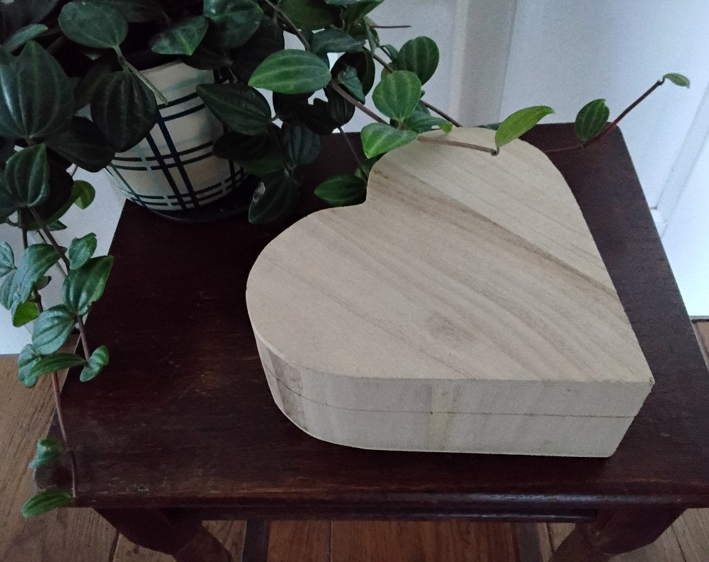 Houten kistje in hartvorm - opbergkistje - openklapbaar door, Ophalen of Verzenden, Nieuw, Hout