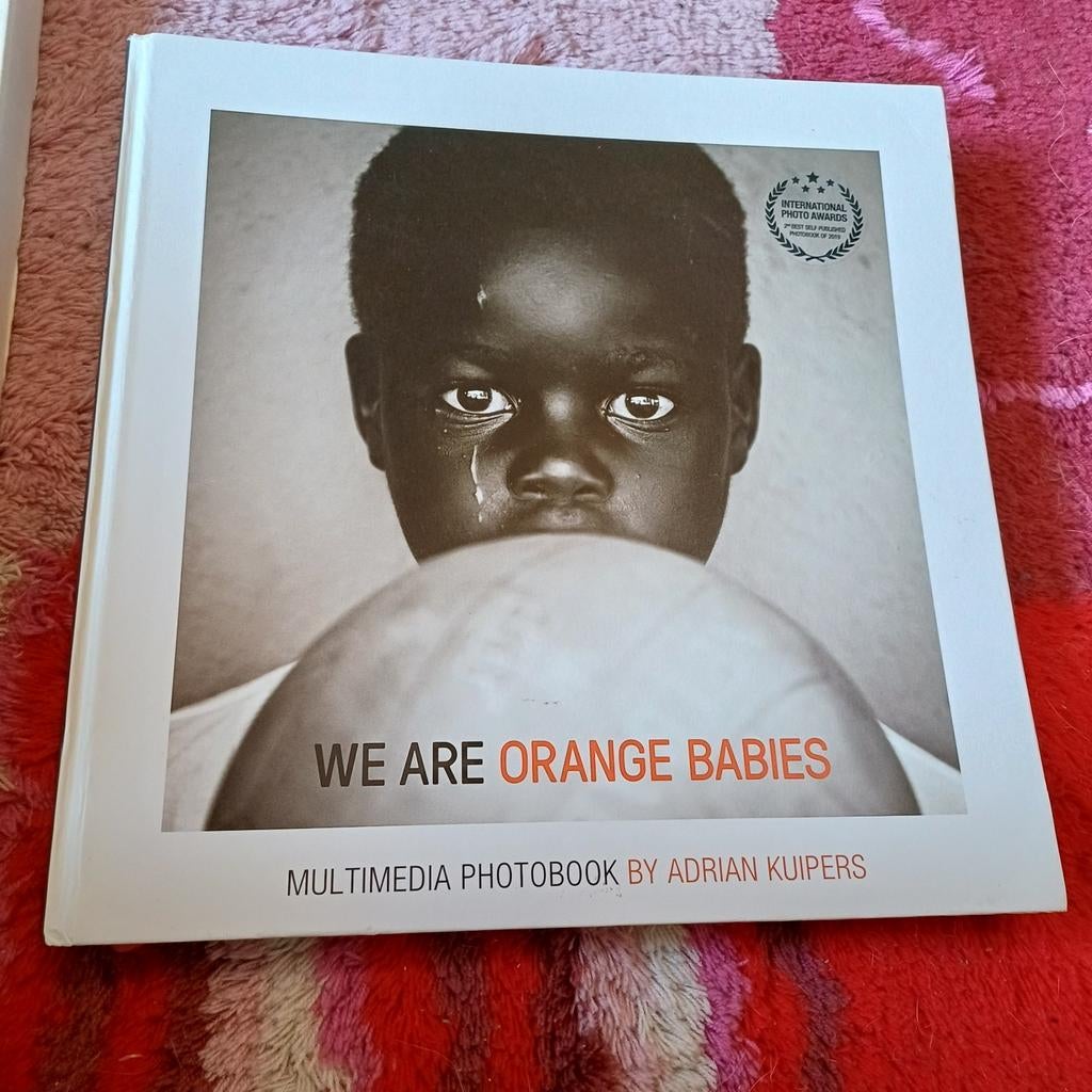 Adrian Kuipers - We Are Orange Babies, Adrian Kuipers, Ophalen of Verzenden, Zo goed als nieuw, Overige onderwerpen