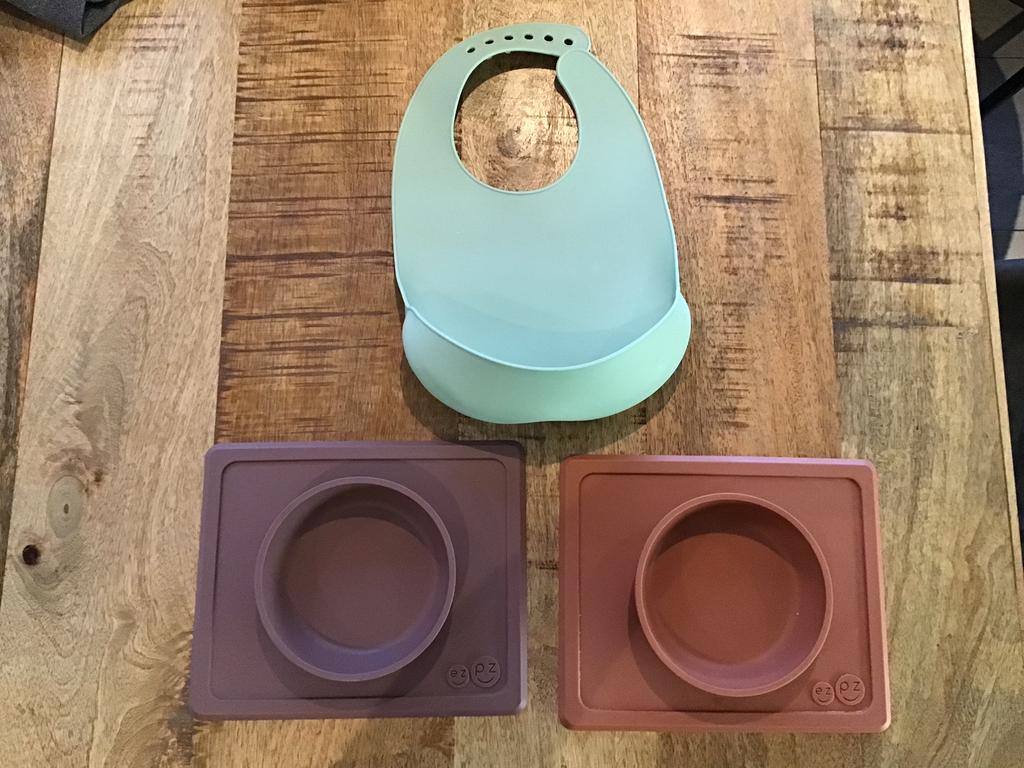 Te koop 2x EZPZ zelfklevend bordjes en slap met gootje zgan, Huis en Inrichting, Keuken | Tupperware, Ophalen of Verzenden, Zo goed als nieuw