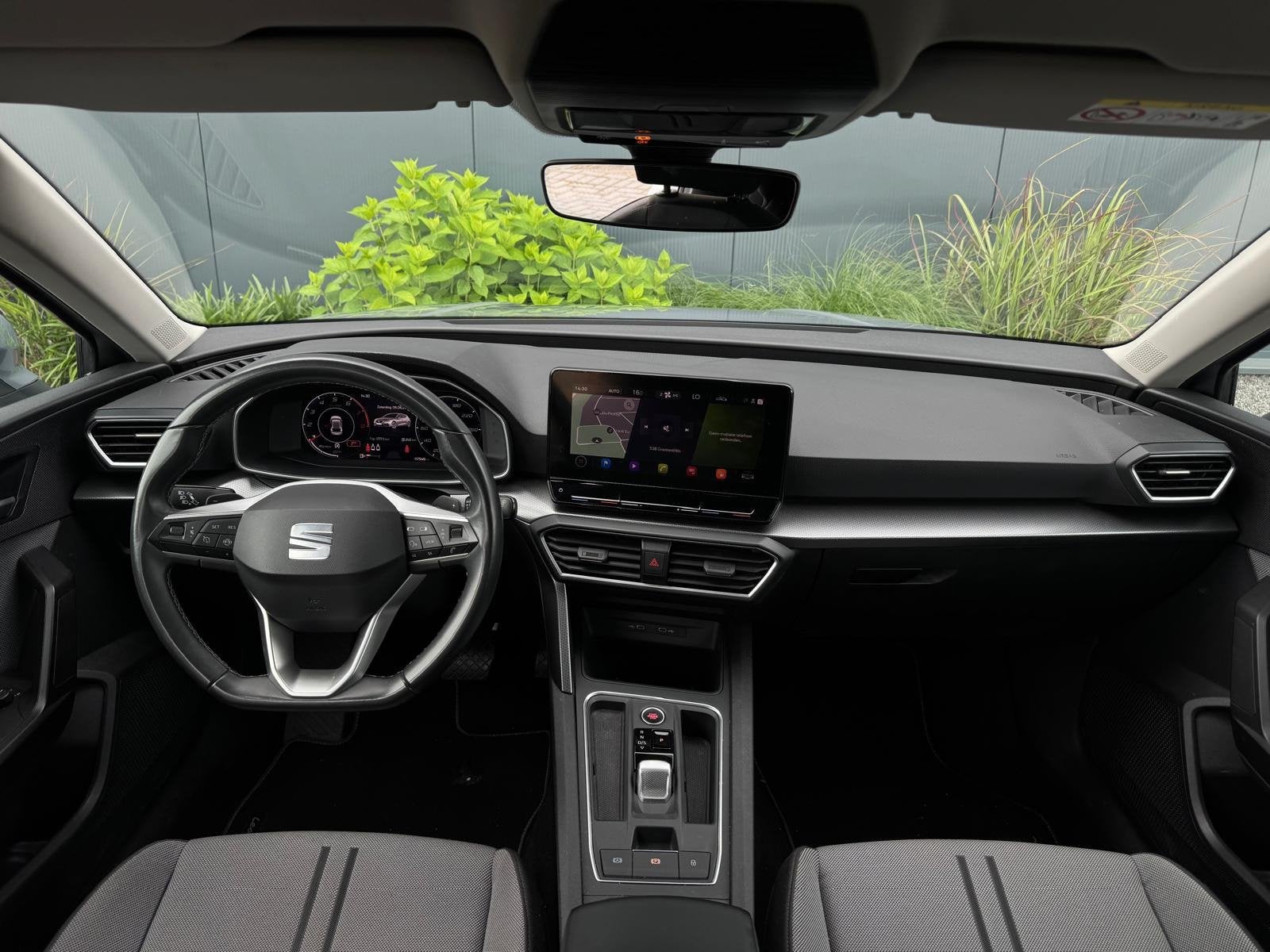 Seat Leon Hatchback 1.0 eTSI Style | Automaat | Camera | Zee, Auto's, Seat, Stof, Gebruikt, Met garantie (alle), Leon