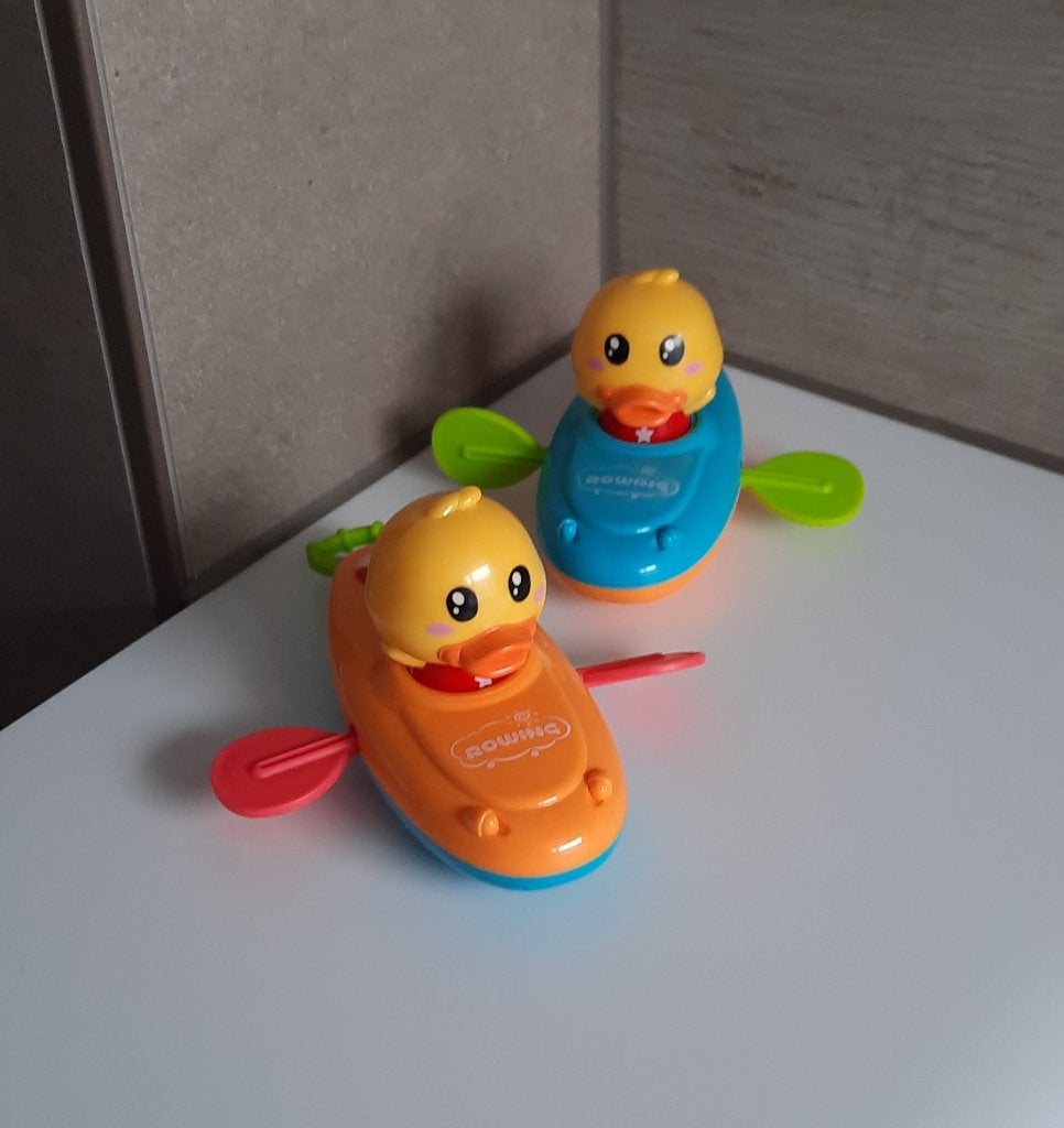 BADSPEELGOED 2 BADEENDJES PEDDELEN IN KAJAK WATERSPEELGOED, Ophalen of Verzenden, Draaiende elementen, Gebruikt, Badeend