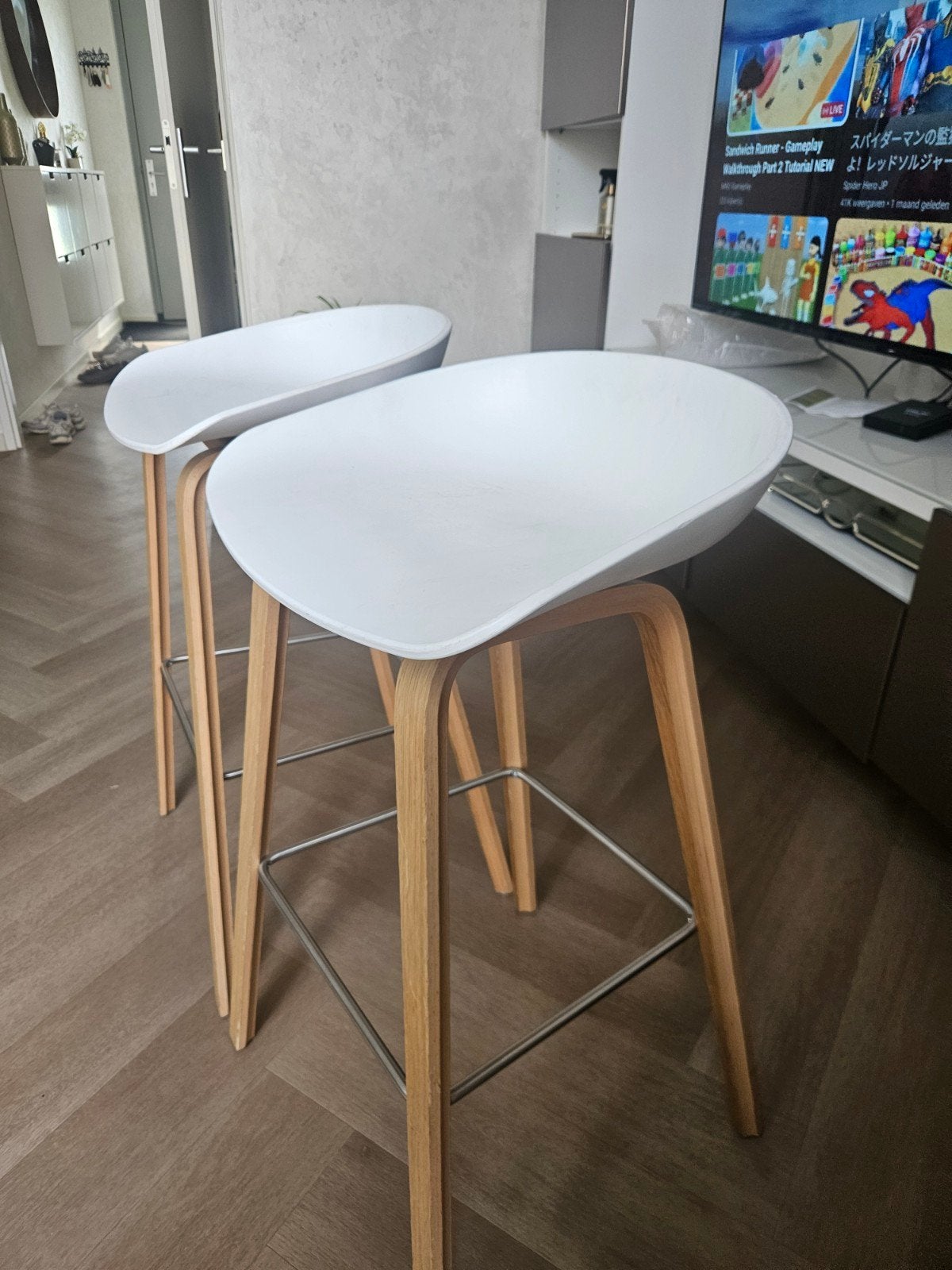 2 Hay About A Stool  barkrukken - Wit met houten onders, Hout, Met voetsteun, 60 tot 90 cm, Ophalen of Verzenden