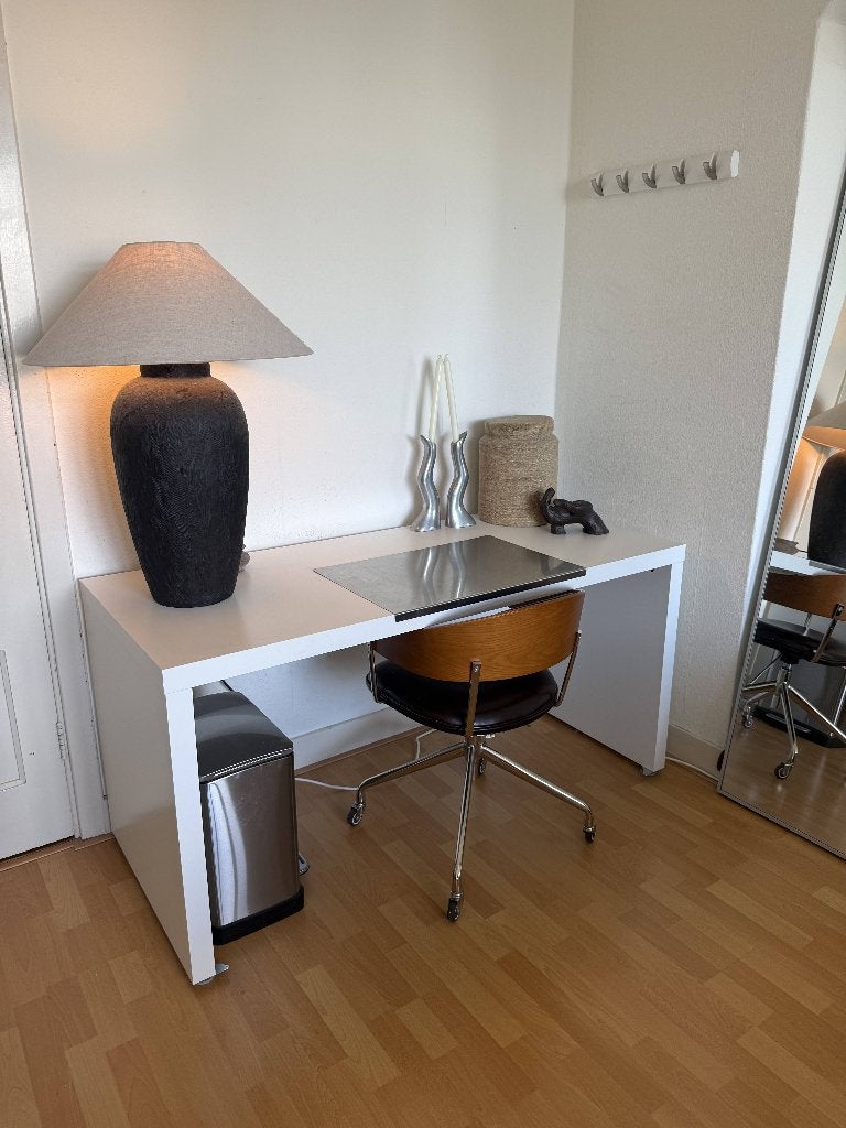 IKEA MALM bureau wit – 151cm breed 65 cm diep, Huis en Inrichting, 65 cm, Spaanplaat of MDF, Ophalen of Verzenden, Zo goed als nieuw