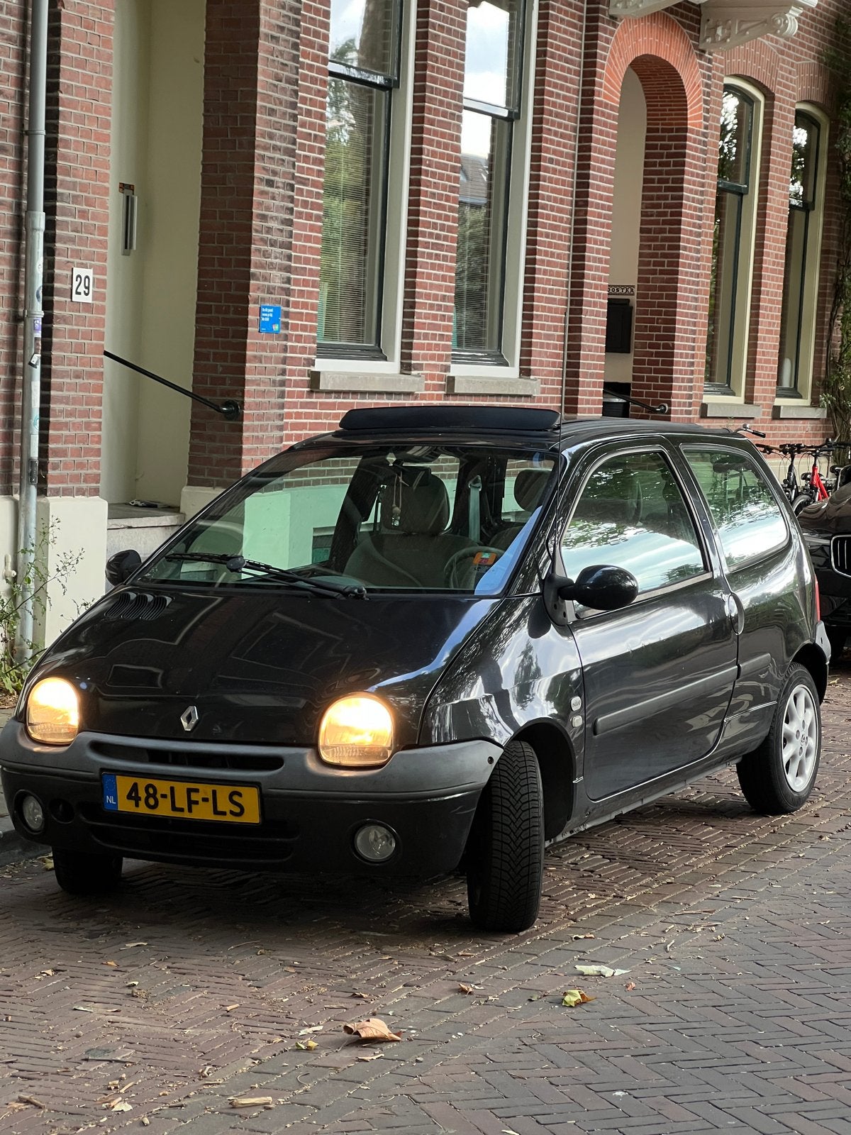 Renault Twingo 1.2 16V Initiale Paris Zwart, Auto's, Voorwielaandrijving, Beige, 4 cilinders, 4 stoelen