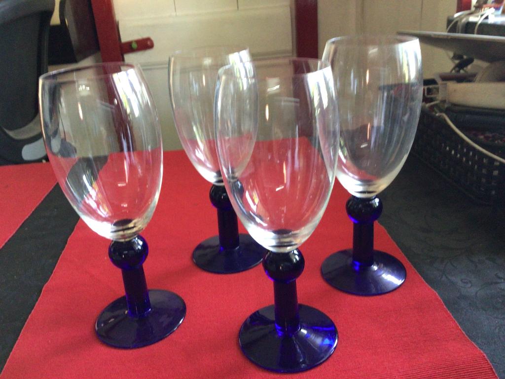 Vier wijnglazen, Verzamelen, Glas en Borrelglaasjes, Ophalen of Verzenden, Zo goed als nieuw, Overige typen