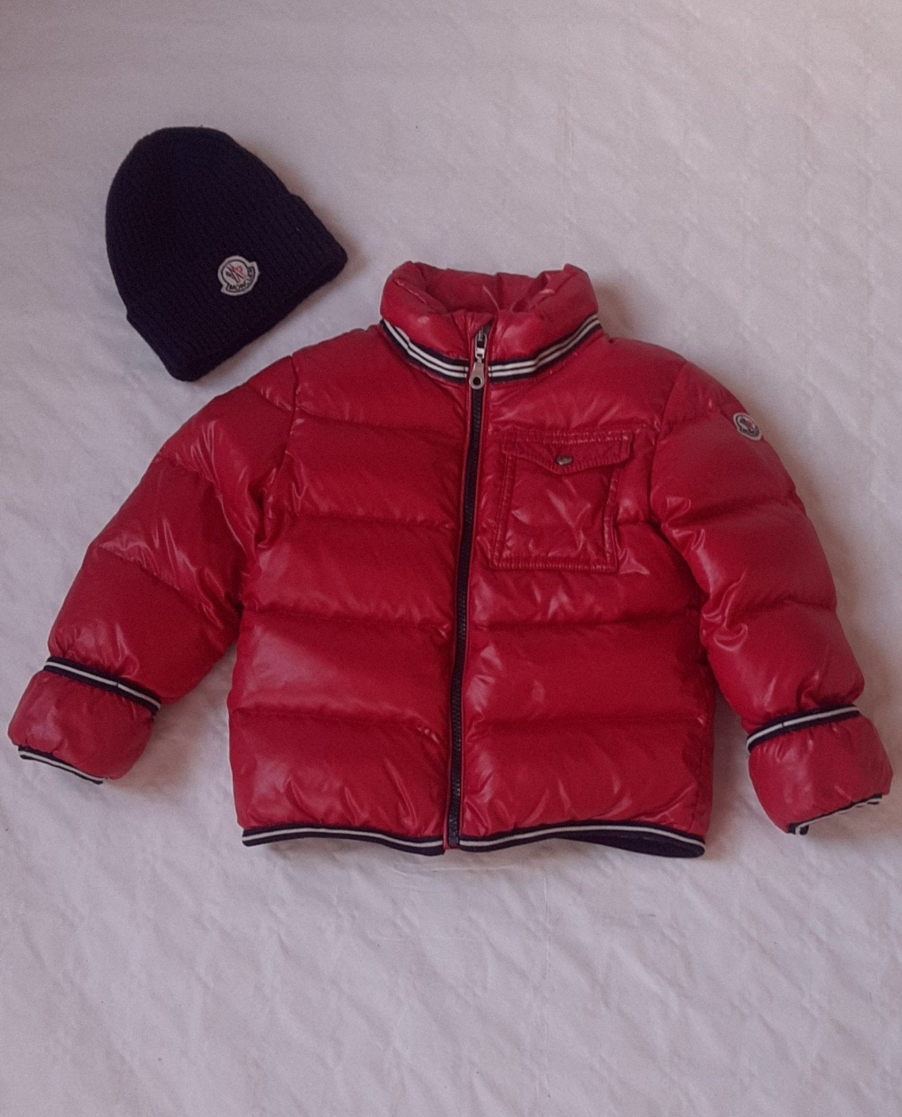Moncler rode kinderjas - Zo goed als nieuw maat 98.., Ophalen of Verzenden, Zo goed als nieuw, Moncler, Jongen of Meisje