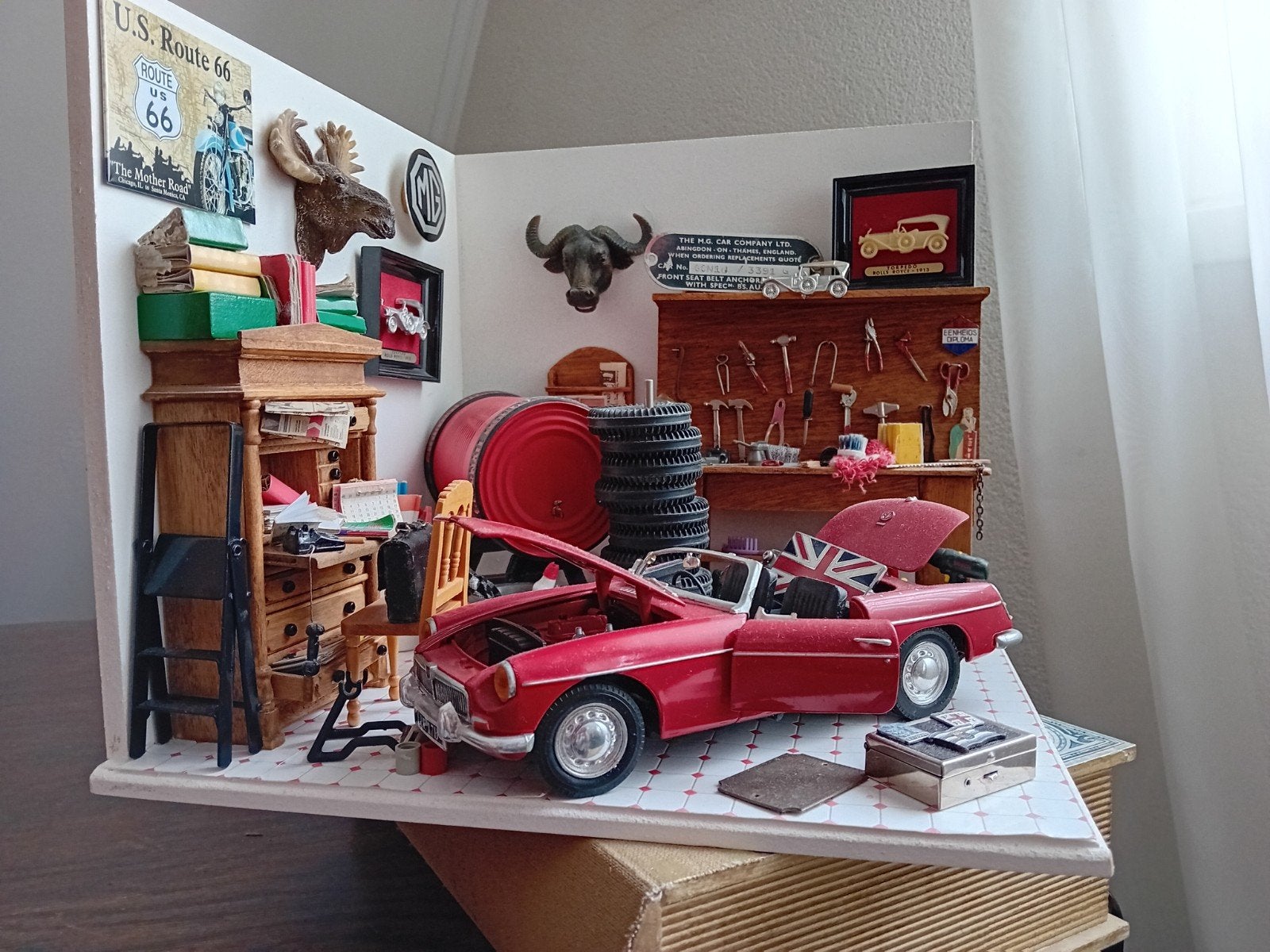 Miniatuur garage met oldtimers: MG en Moto Guzzi, Ophalen, Zo goed als nieuw, Overige typen
