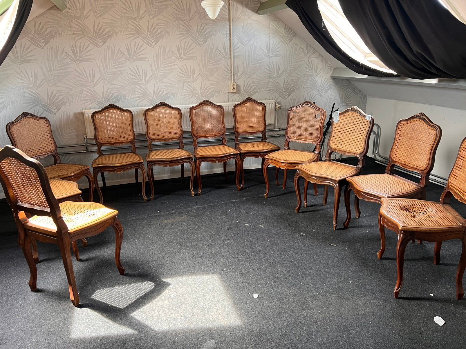 11 antieke stoelen, Ophalen