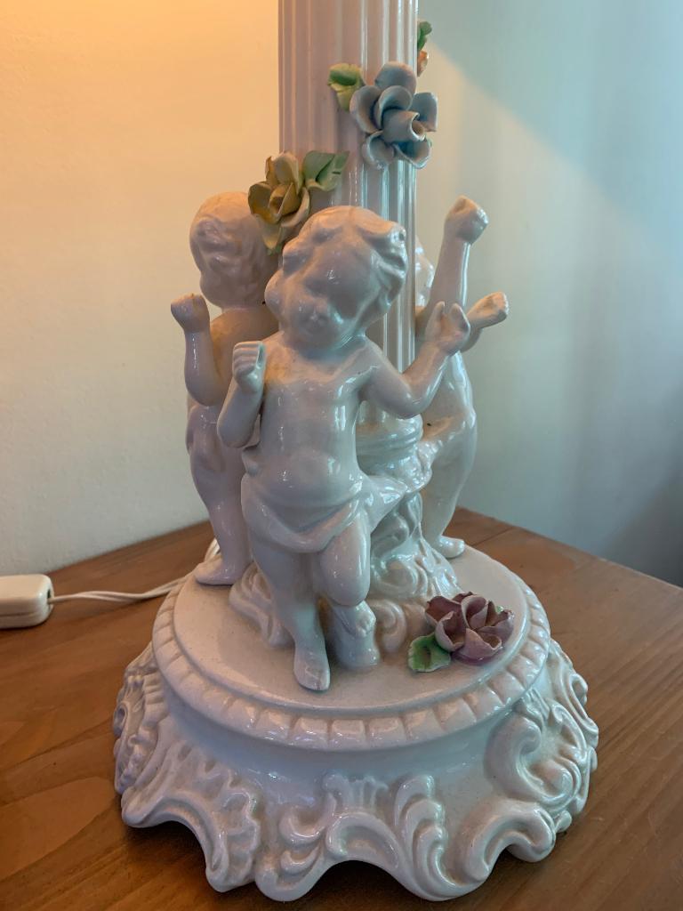 Porseleinen tafellamp met dansende engelen, Antiek en Kunst, Antiek | Porselein, Ophalen of Verzenden