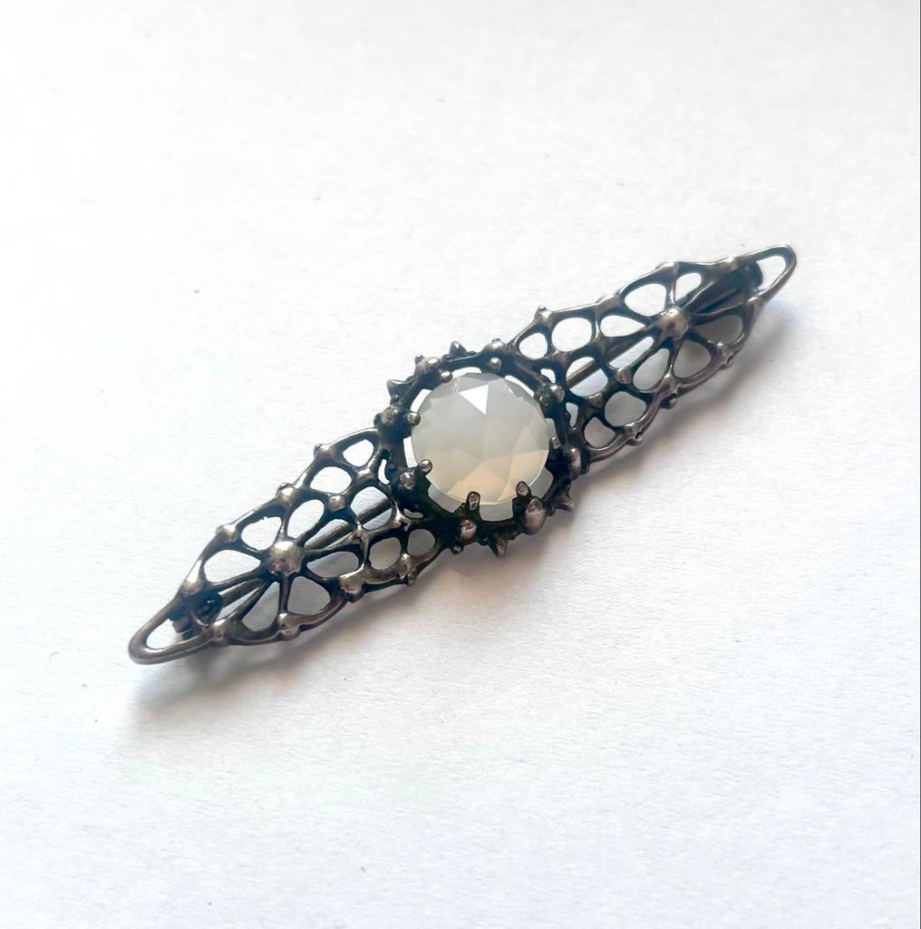 Zilveren Broche met Maansteen - Gebr. Reggers, Fons, 4 tot 7 cm, Gebruikt, Ophalen of Verzenden, Met edelsteen