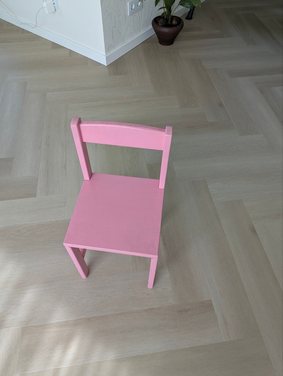 Roze kinderstoel, Ophalen
