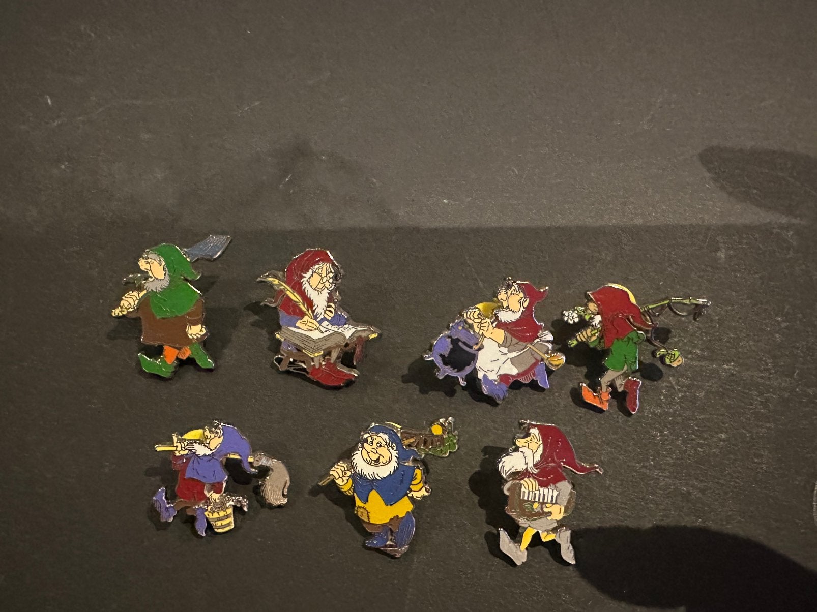 Efteling pins de zeven dwergen, Ophalen of Verzenden, Zo goed als nieuw, Button of Speldje