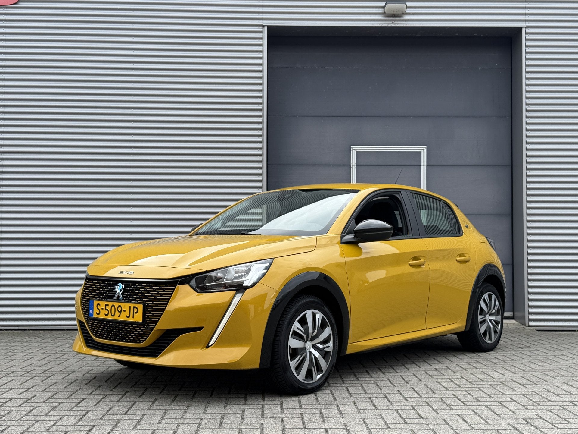 Peugeot e-208 EV Active 50 kWh I Carplay I Navi I SOH 100%, Dealer onderhouden, Gebruikt, Zwart, 24 min